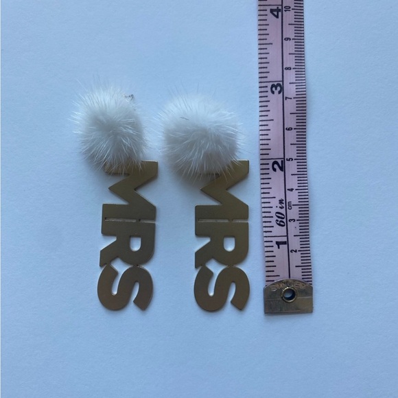 Wedding Gold “Mrs” Earrings with white fur - Picture 2 of 3